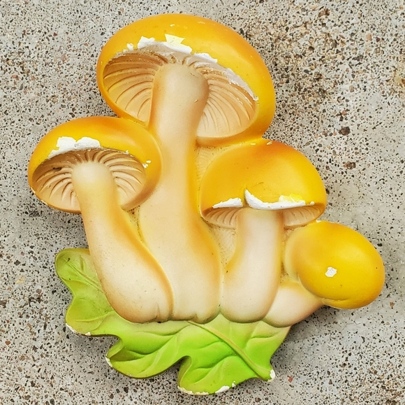 Chalkware Frog and Mushroom wall hanging - Picture 10 of 11